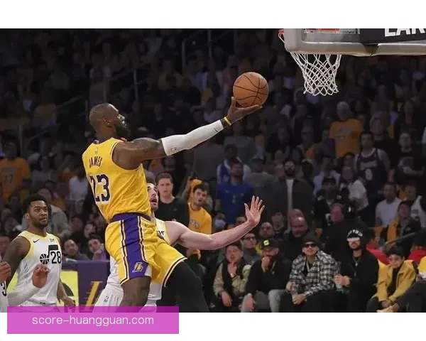 詹姆斯单场48分77次扣篮刷新多项纪录 高效表现成为球队第三进攻核心